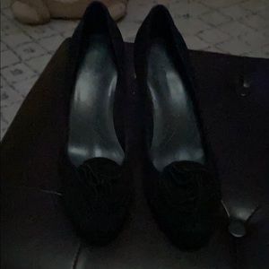 Tahari black pumps